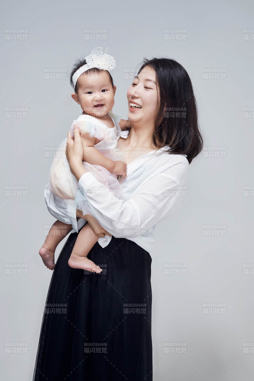 媽媽陪伴寶寶快樂的玩耍