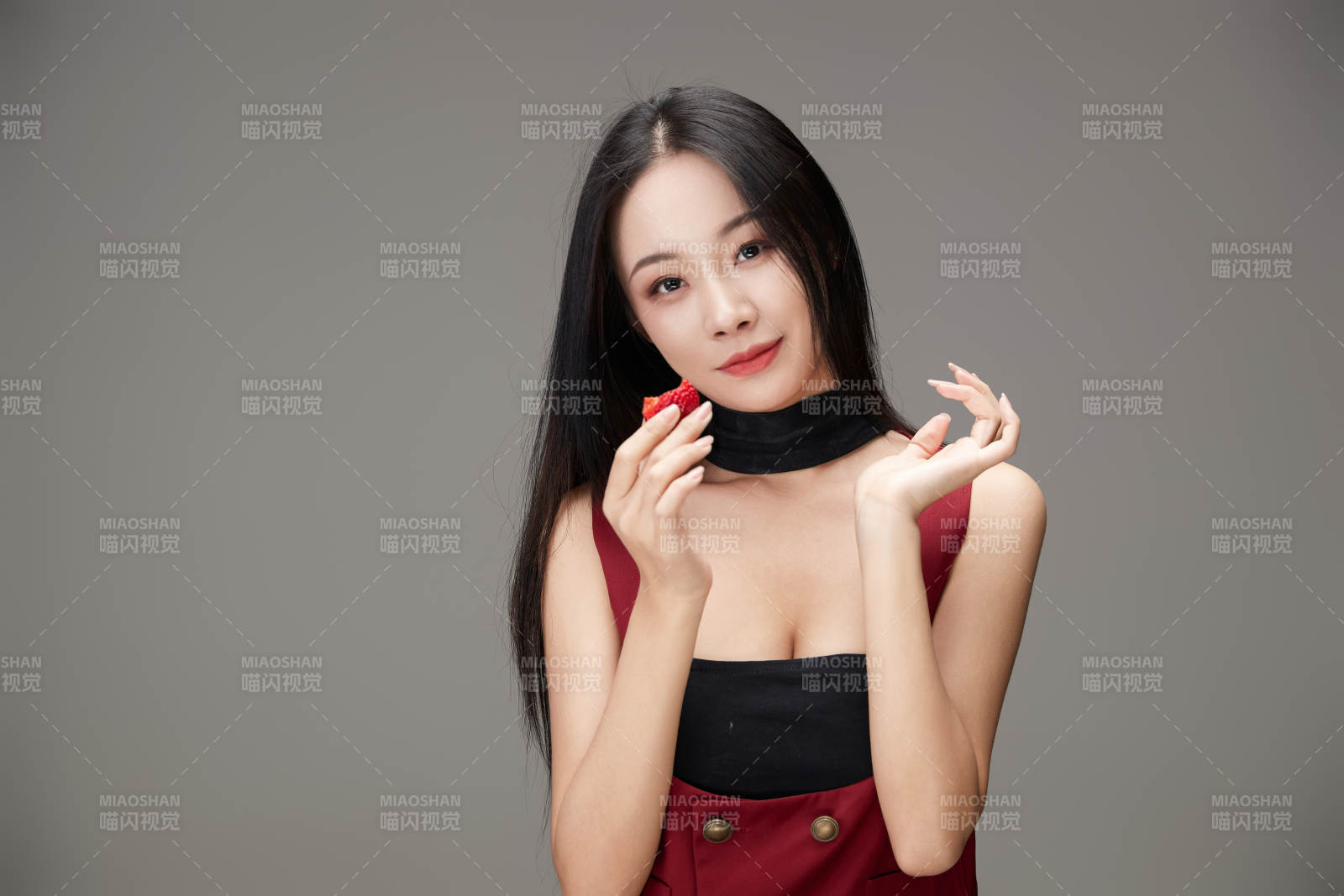 吃水果的亞洲東方長發少女