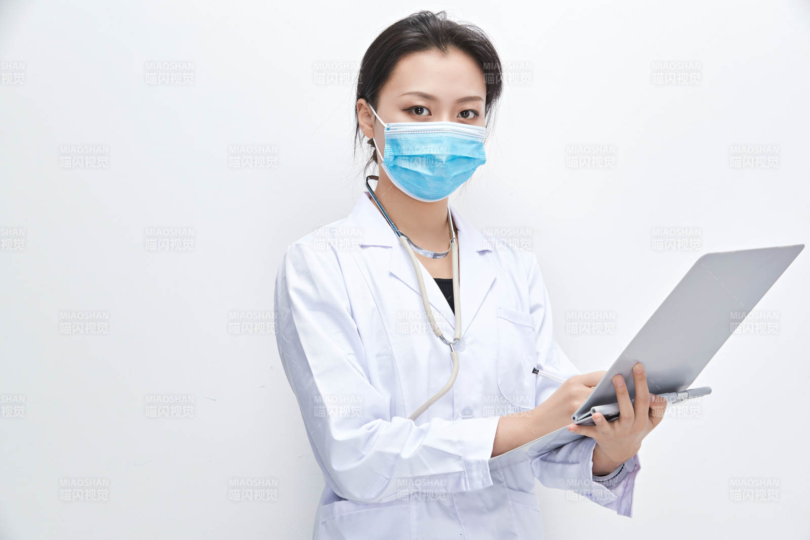 白色背景下手持病歷夾的巡查醫生人像