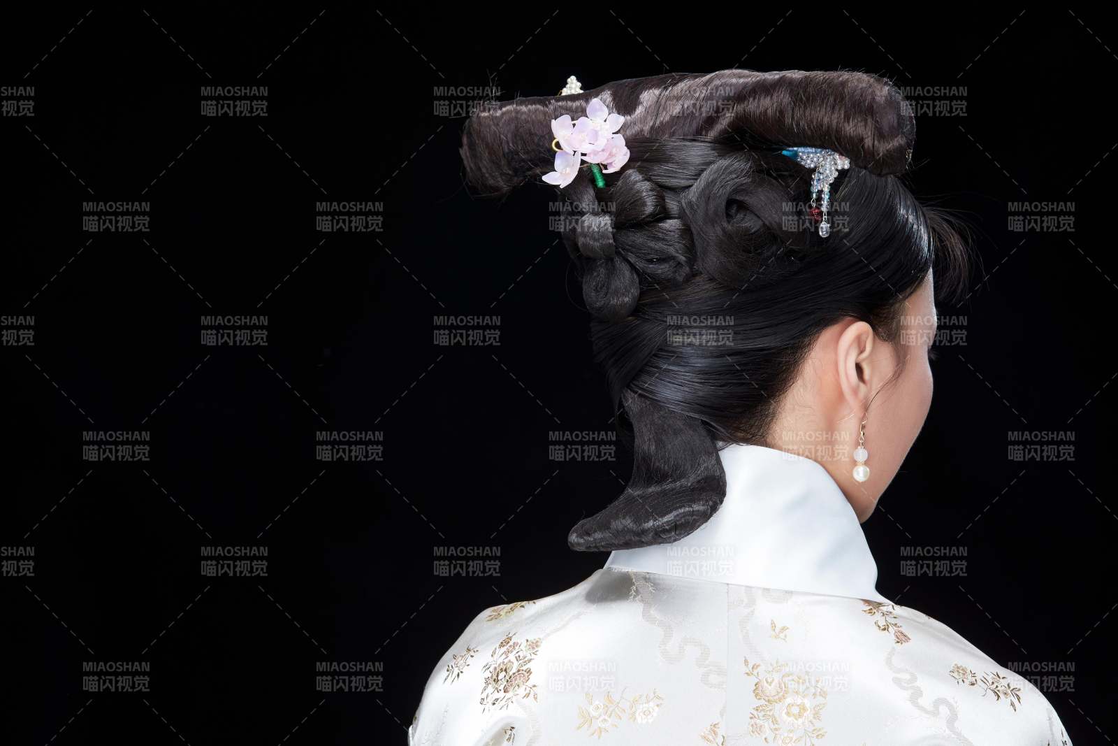 黑色背景下的清代女性古裝造型清朝古裝