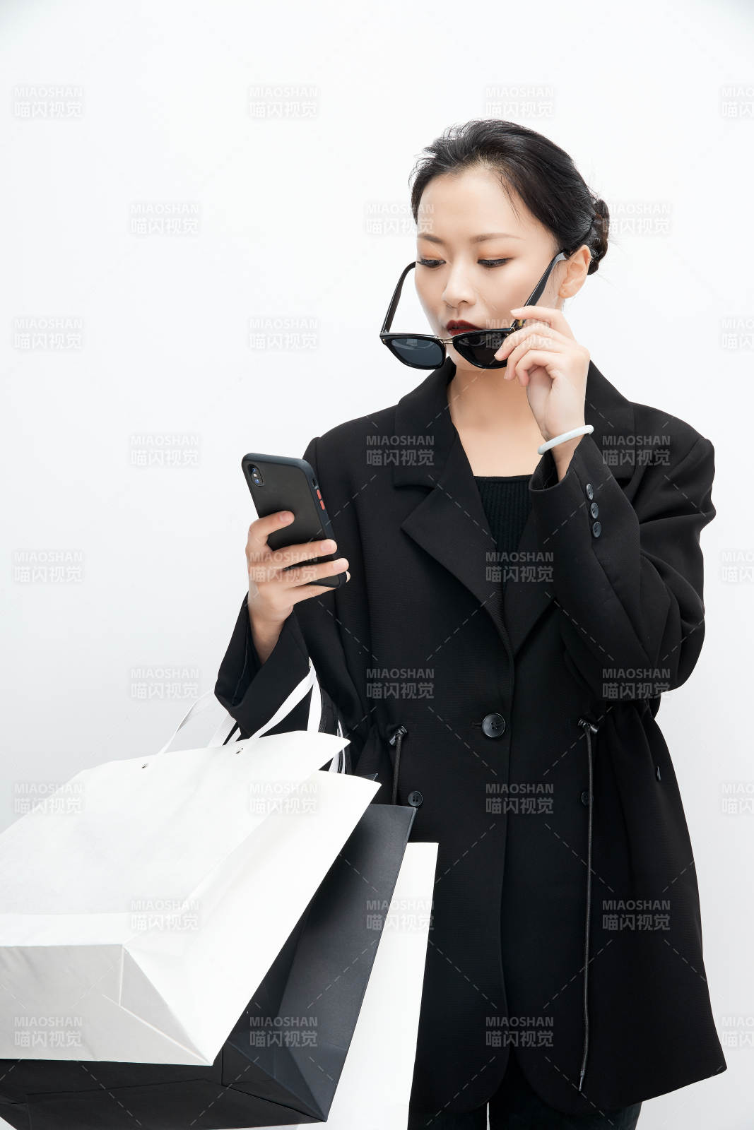 白色背景下手提购物袋时尚美丽的亚洲少女