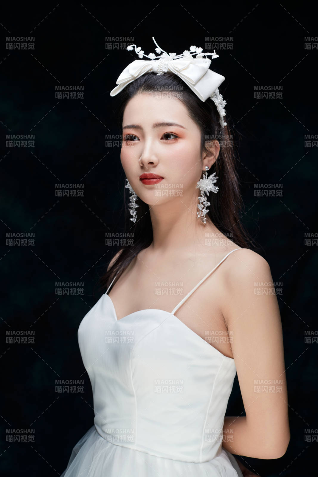 黑色背景下的女性复古婚纱妆面图片