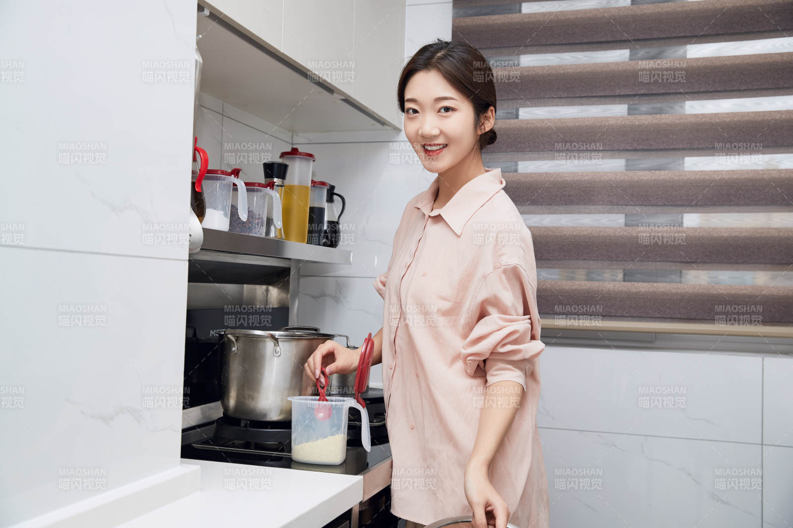 在廚房下廚的年輕亞洲女性