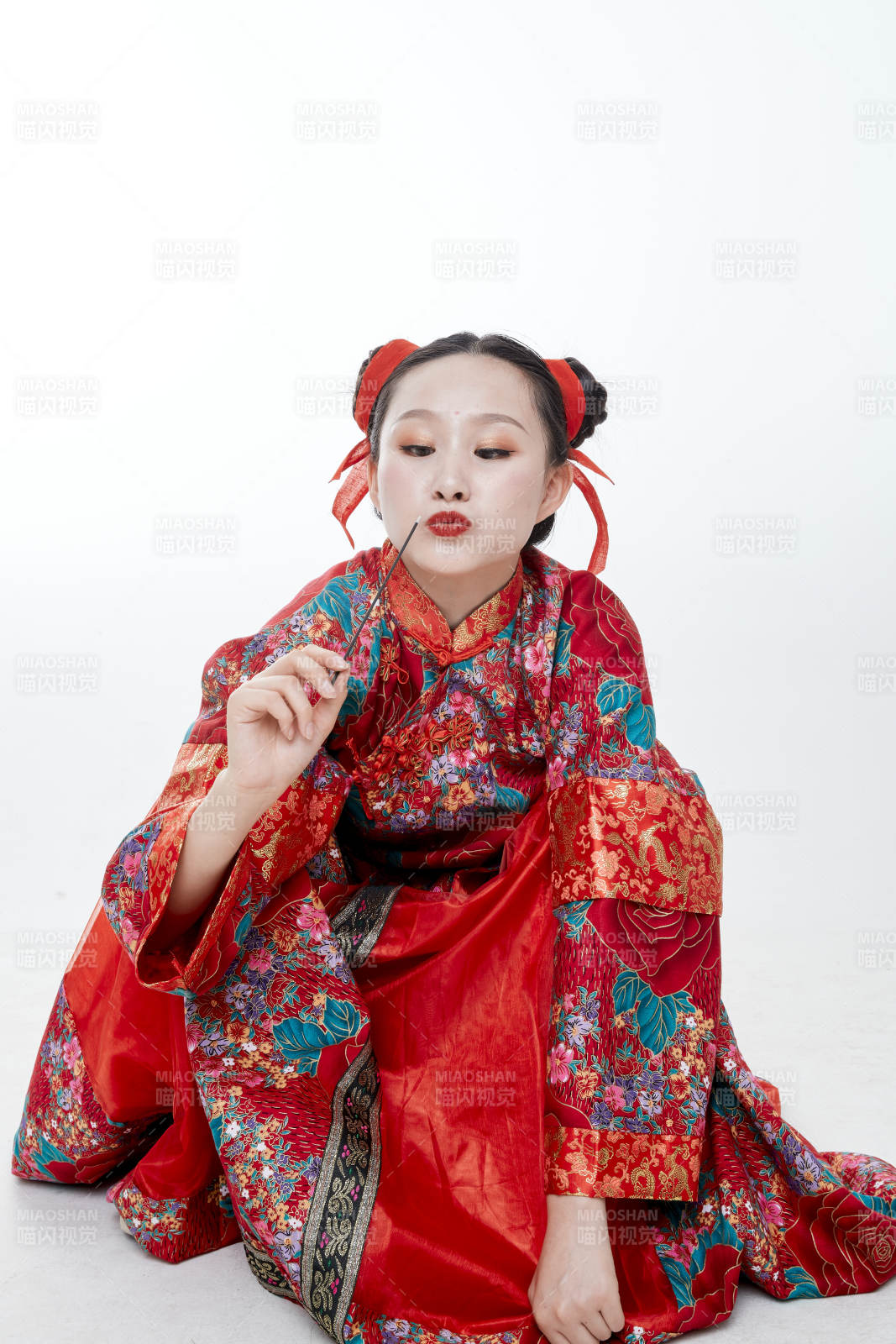 身穿中國傳統服飾的青年女性