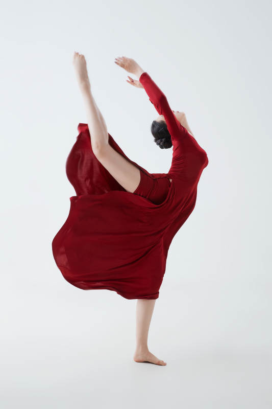 穿着红色长裙翩翩起舞的少女