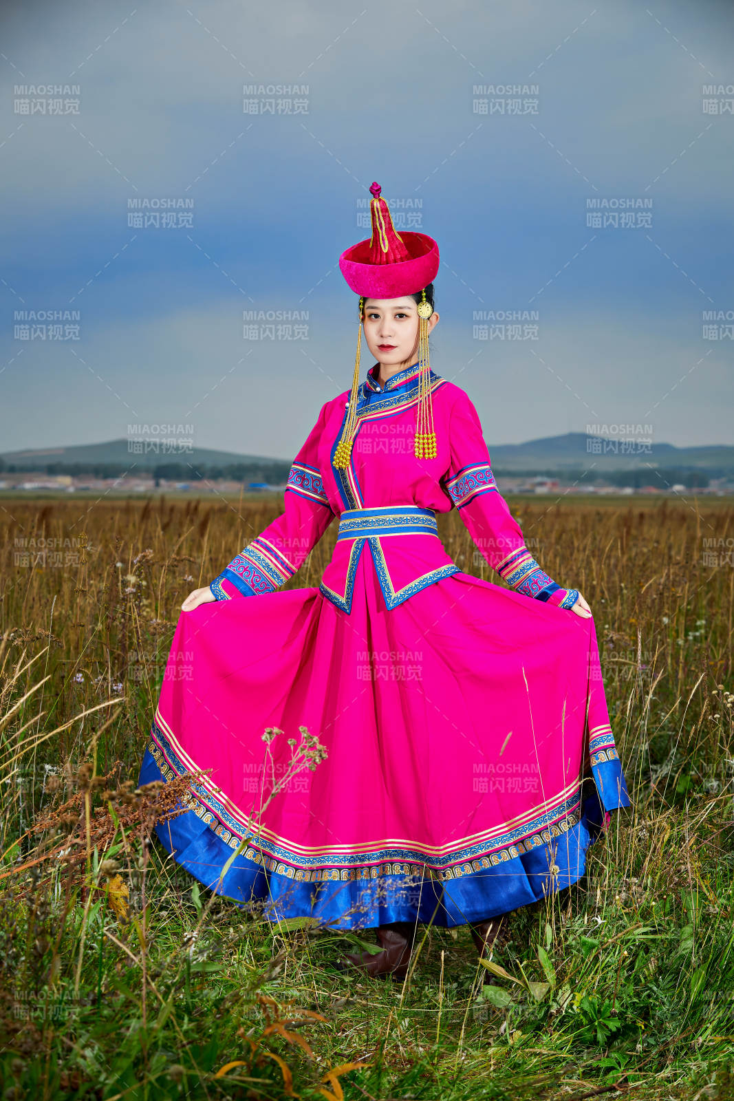 草原上身穿豪華蒙古族服飾的蒙族少女