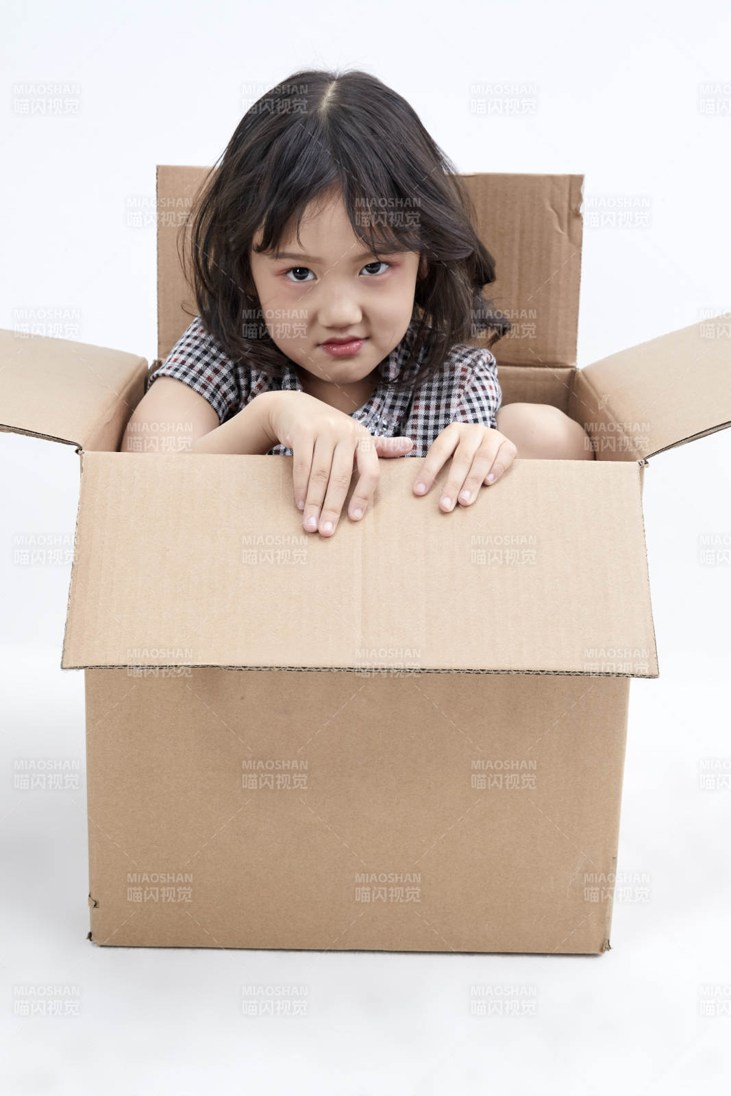 躲在紙箱中玩耍的調皮可愛亞洲小女孩兒童