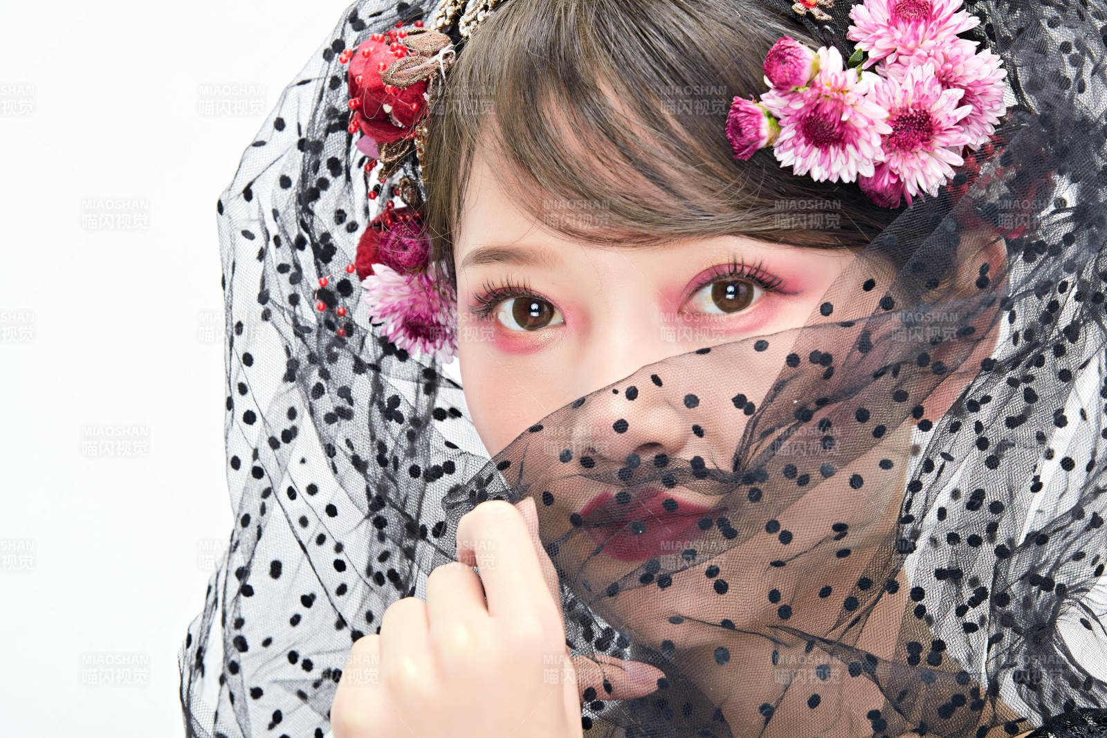 白色背景下的新娘彩妆美女人像