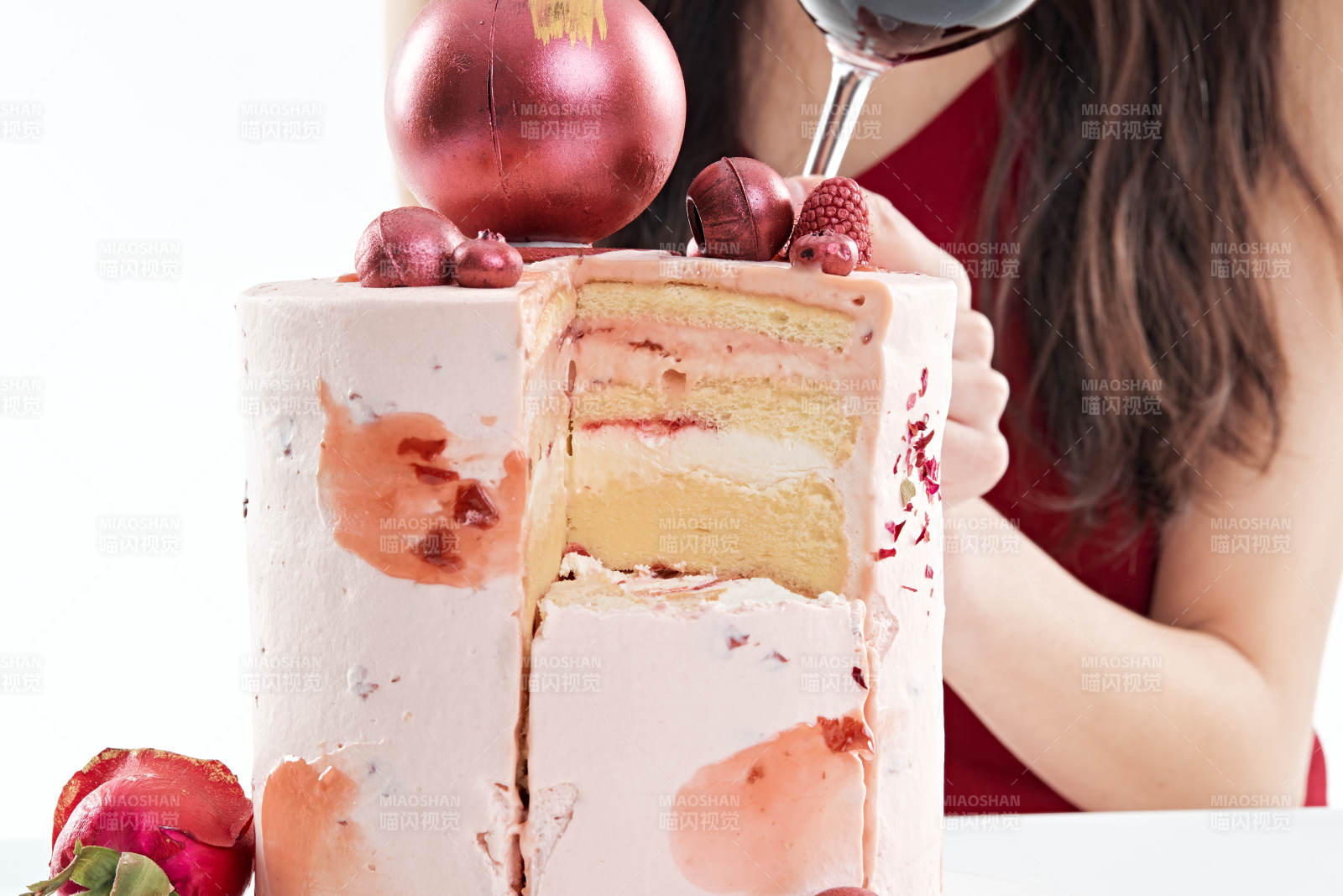 喝紅酒品嘗蛋糕的年輕女性