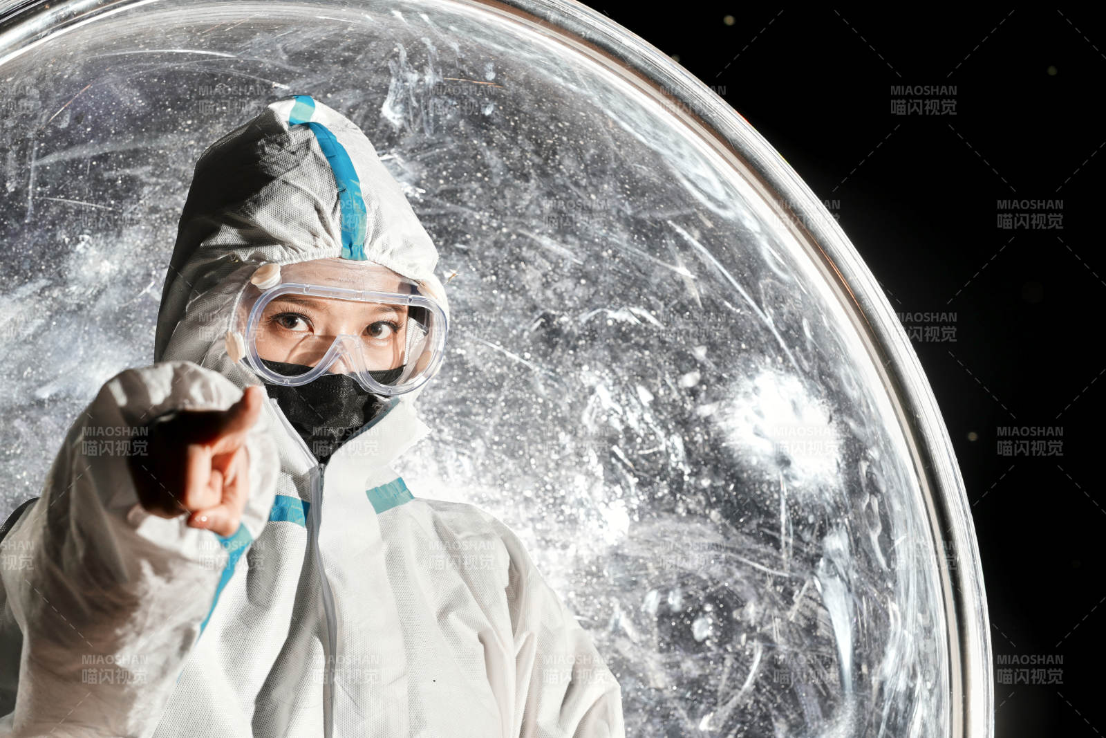 穿白色防護服佩戴護目鏡口罩的女性防護人員