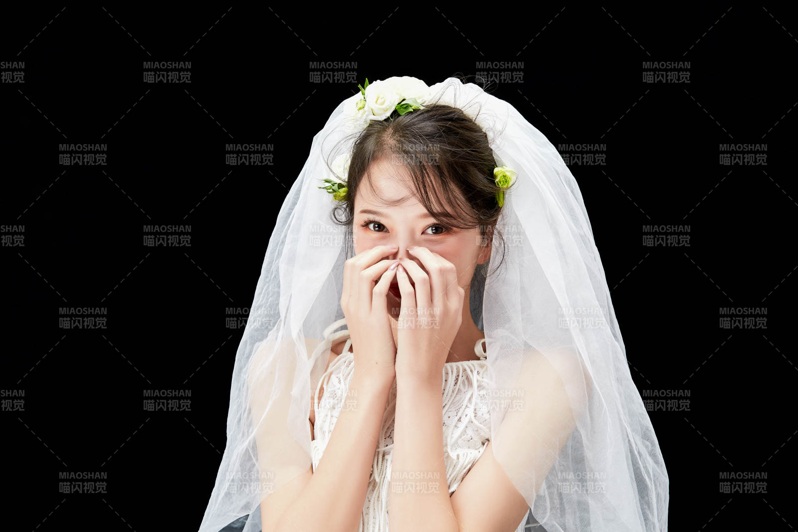 黑色背景下的美妝新娘彩妝人像