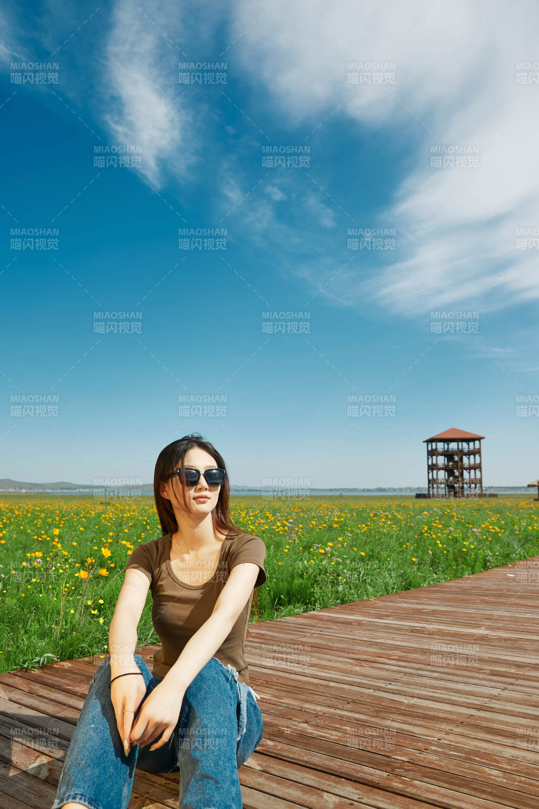 盛夏在草原濕地公園游玩的姑娘