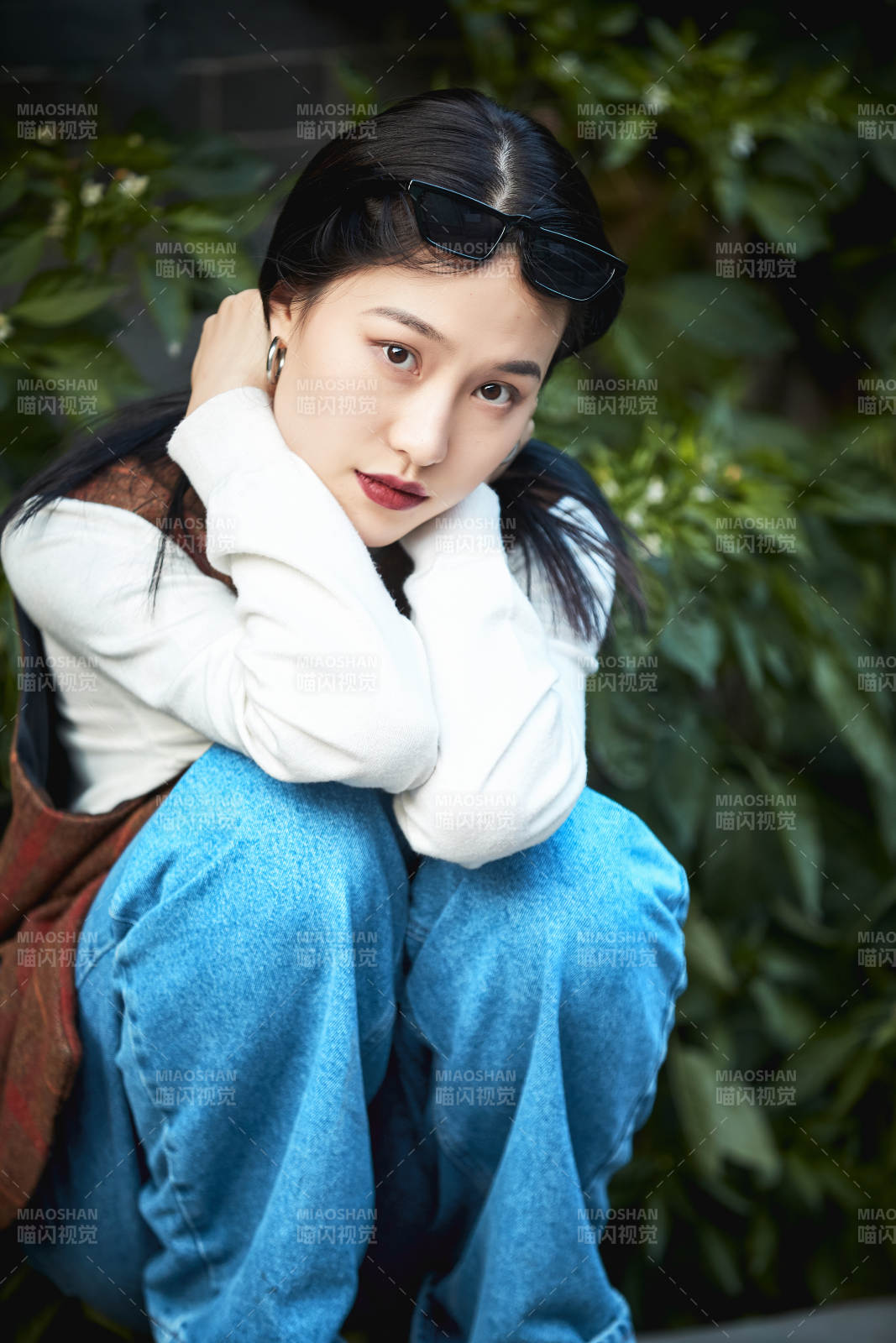 老舊城區里穿著復古港風的美麗清純少女