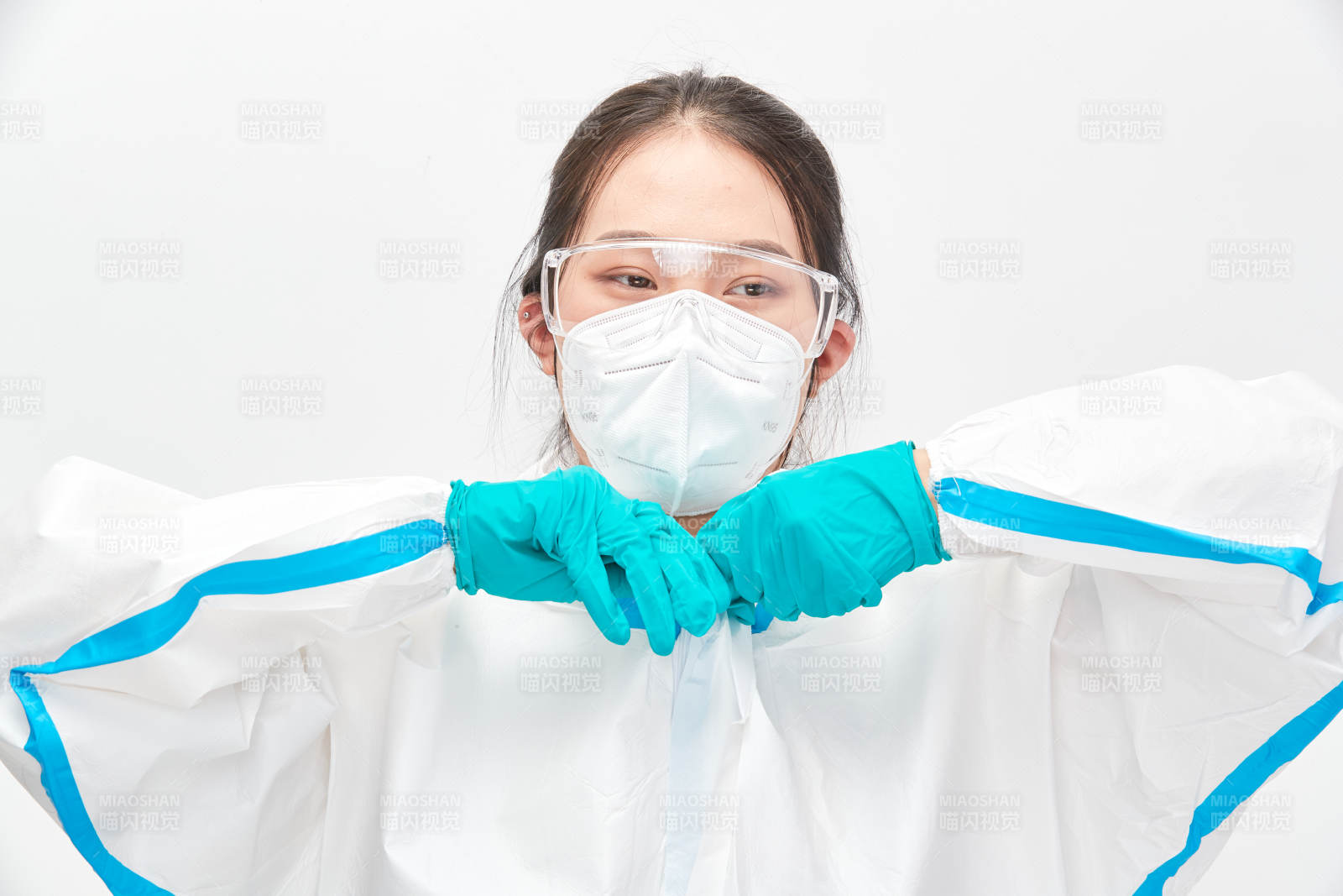 穿白色防护服佩戴护目镜口罩的女性医疗人员
