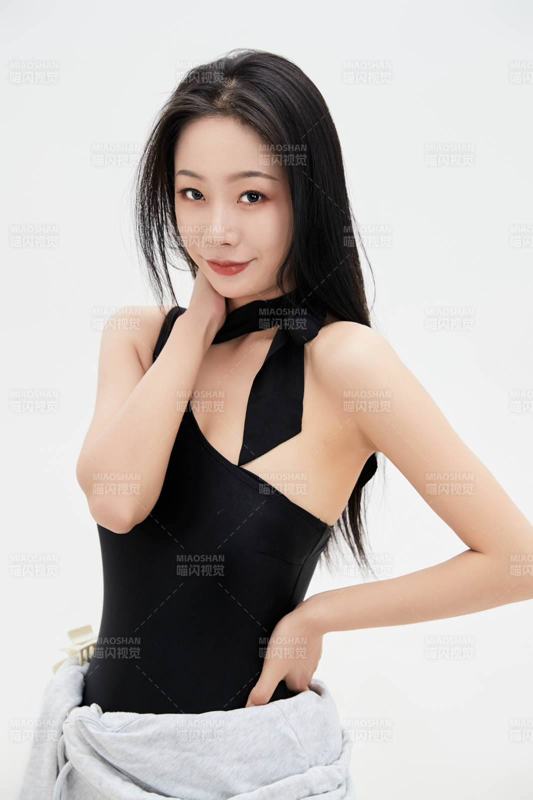 穿着运动泳装的亚洲美女