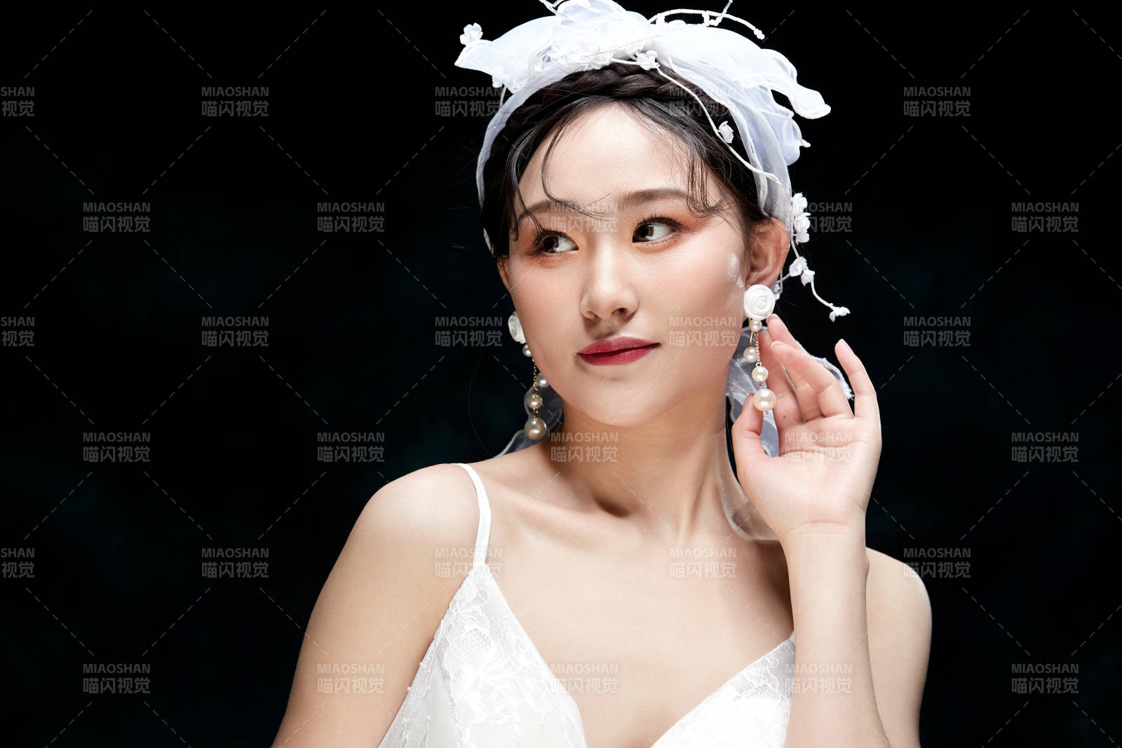 黑色背景下的女性复古婚纱妆面