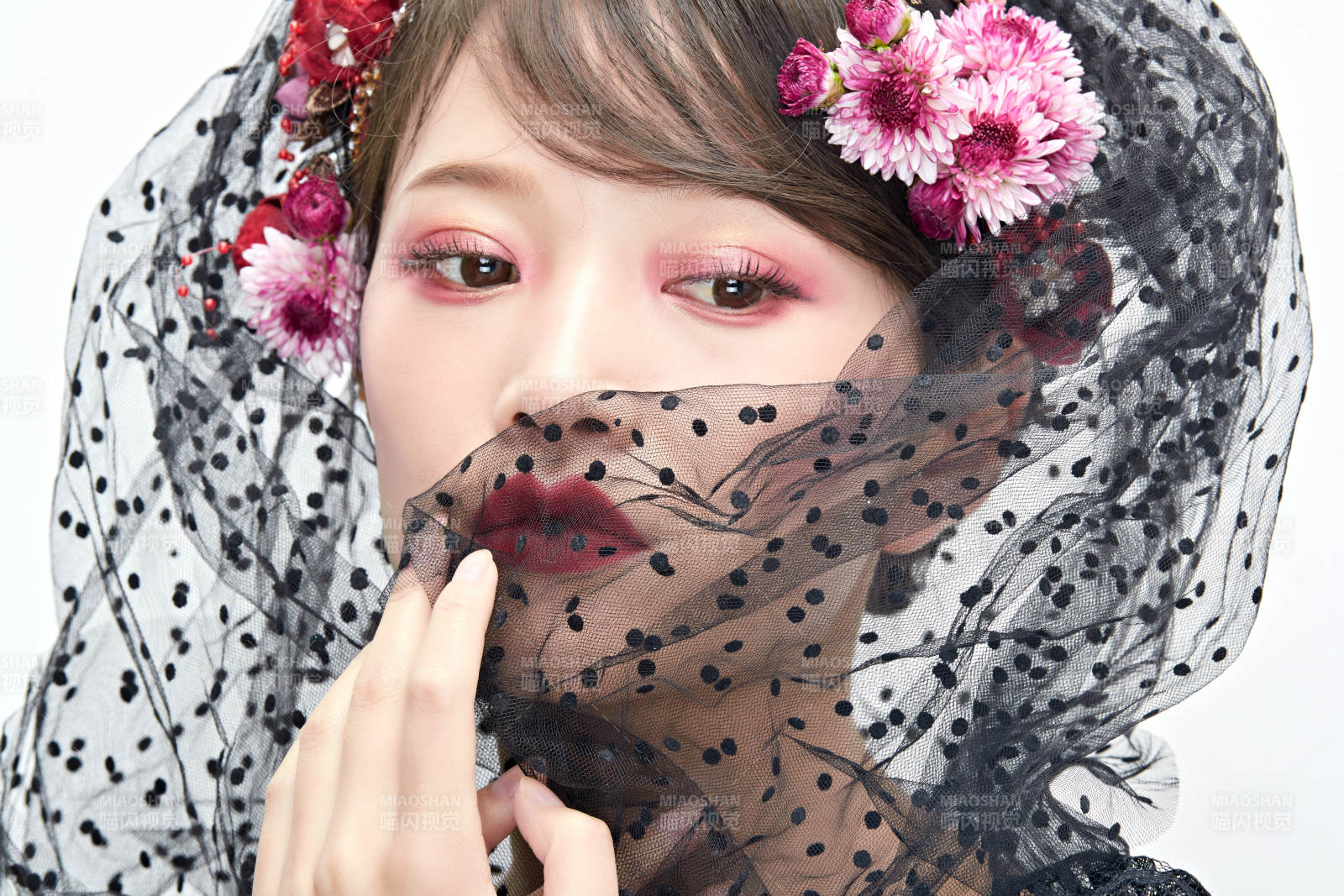 白色背景下的新娘彩妝美女人像