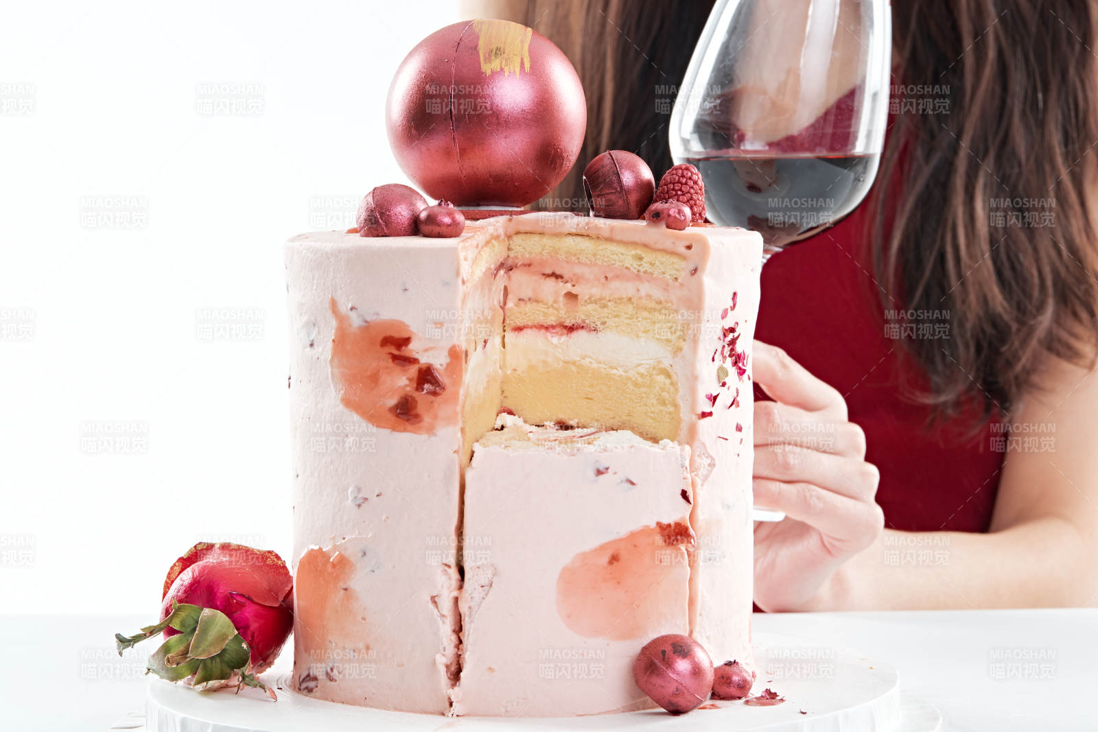 喝紅酒品嘗蛋糕的年輕女性