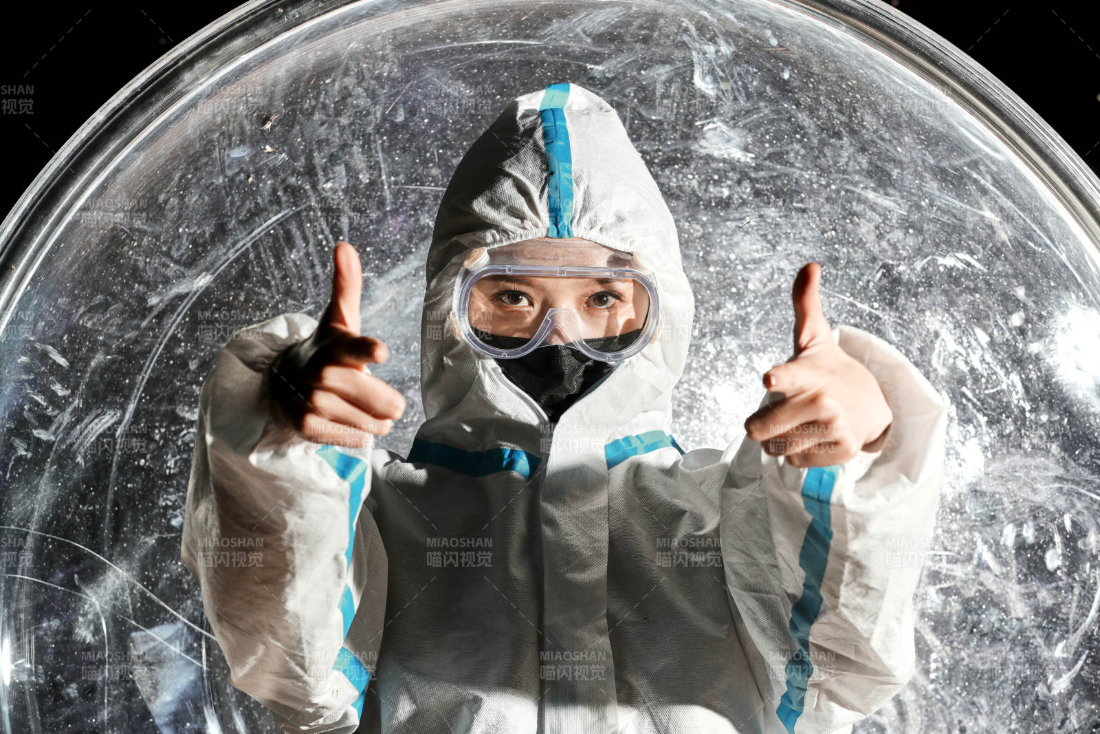 穿白色防護服佩戴護目鏡口罩的女性防護人員