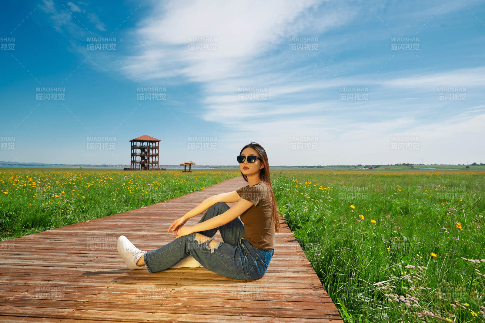 盛夏在草原濕地公園游玩的姑娘