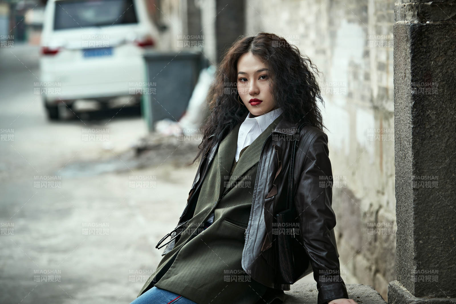 老舊城區(qū)里穿著復古港風的美麗清純少女