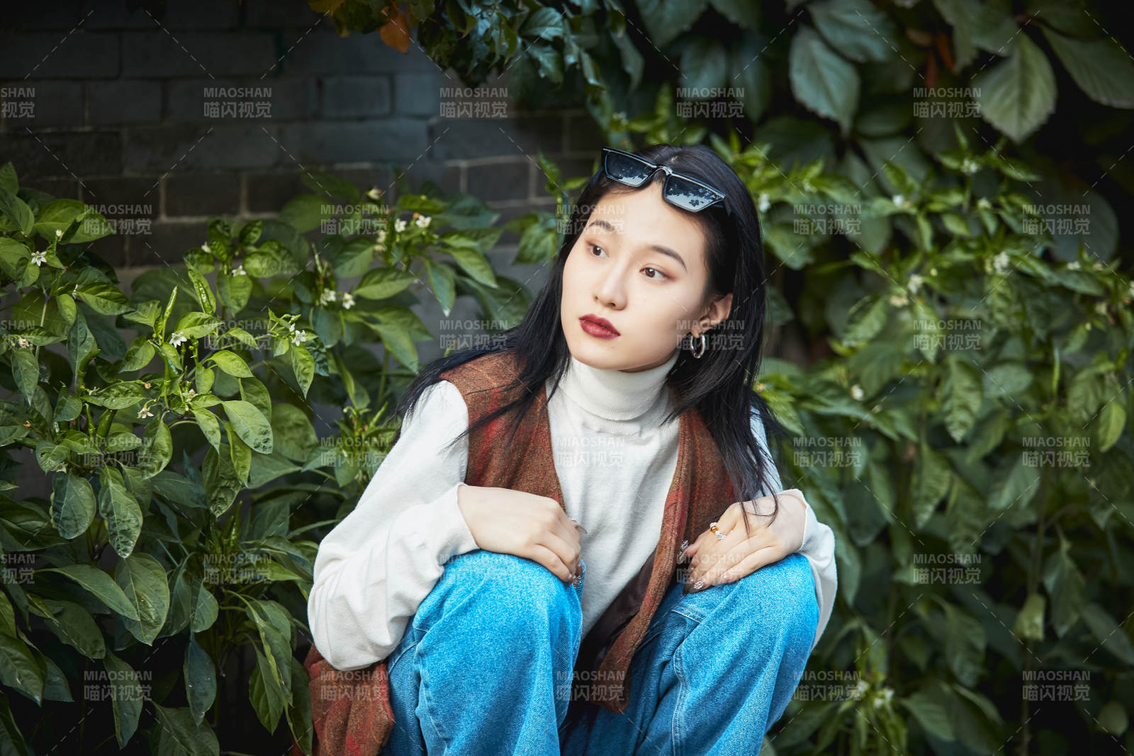 老舊城區里穿著復古港風的美麗清純少女