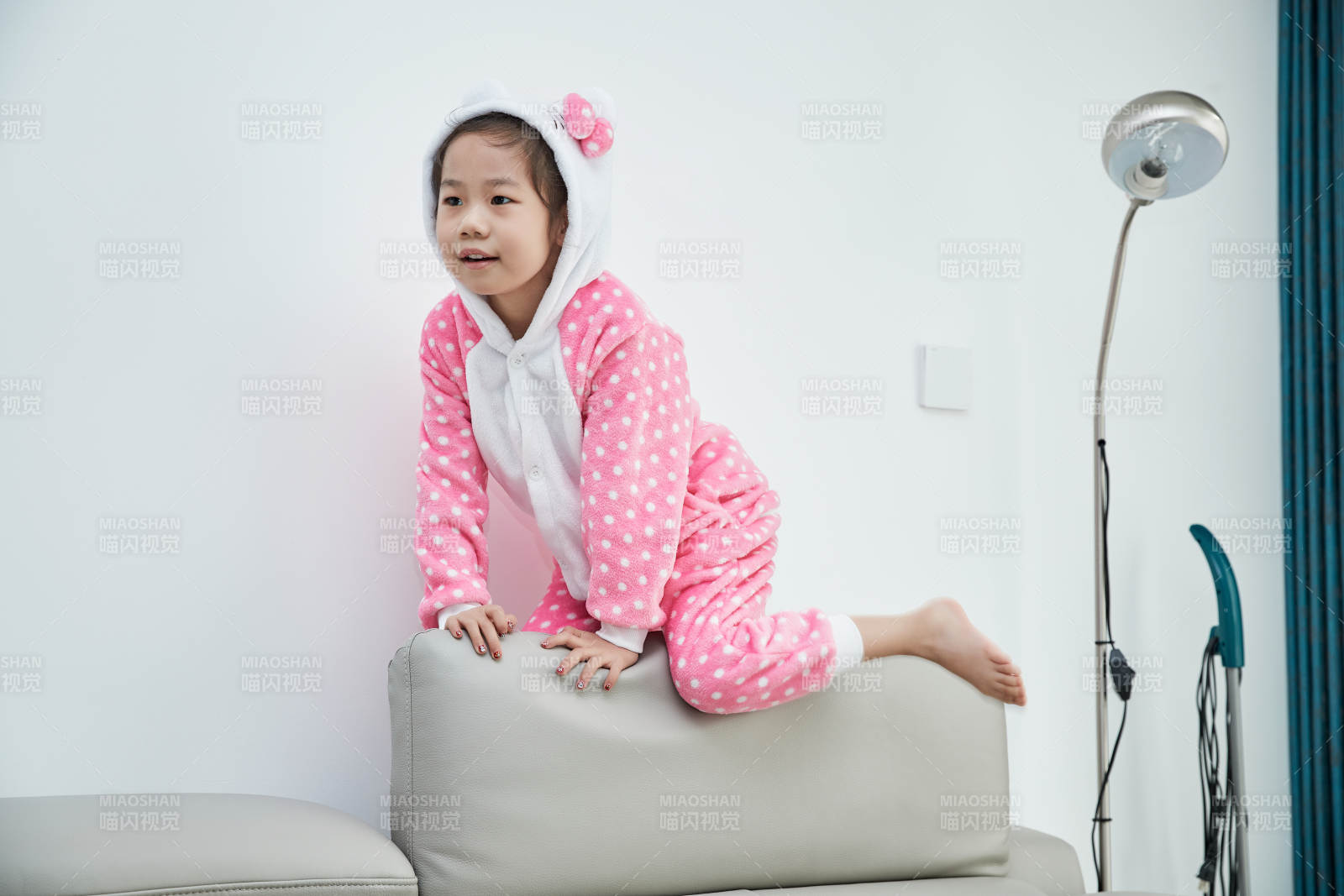 在家玩耍的亞洲小女孩