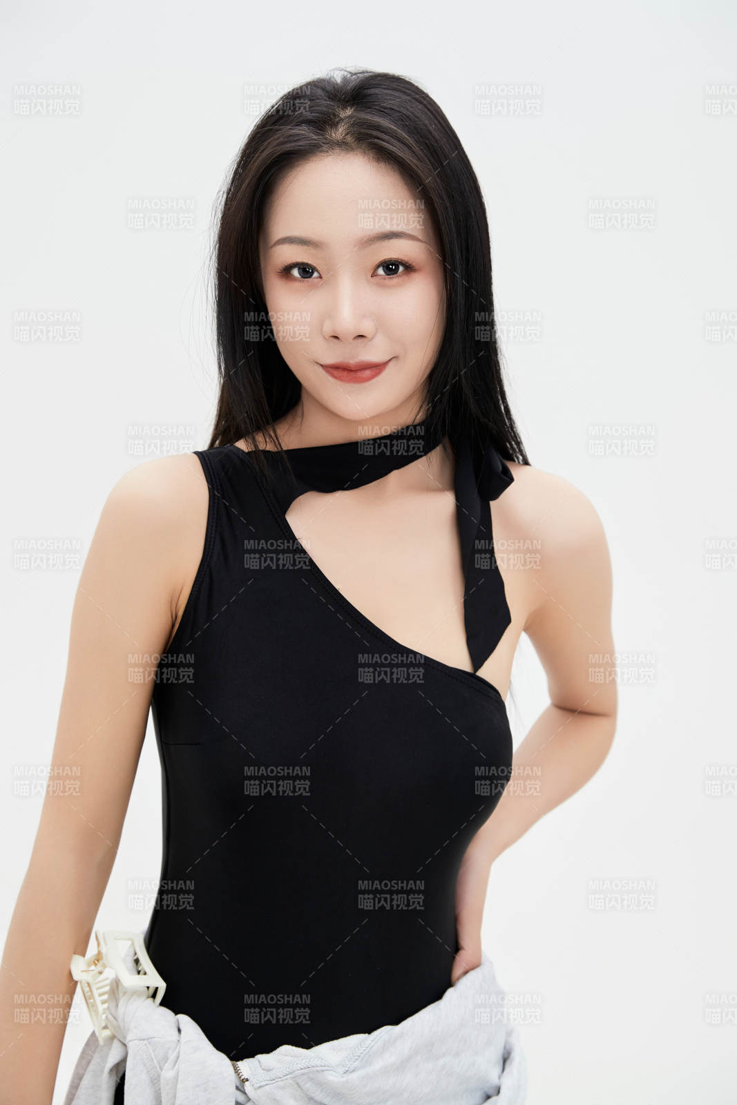 穿著運動泳裝的亞洲美女