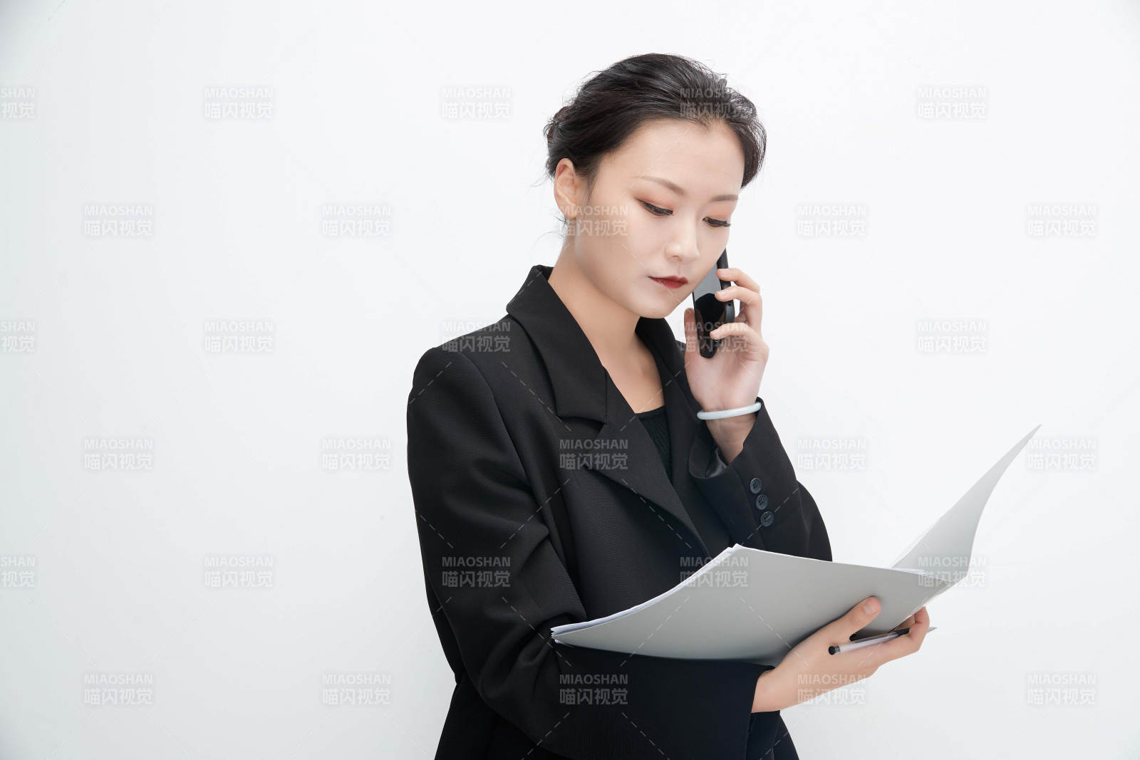 白色背景下拿著文件夾的美麗商務女士