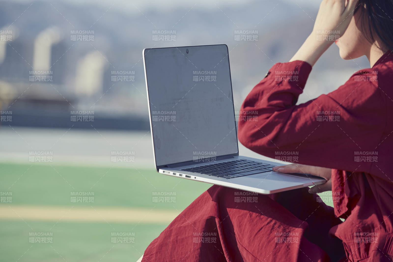 亞洲商務年輕女性在樓頂停機坪使用電腦辦公