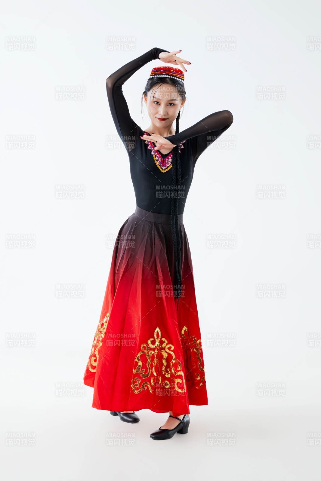 穿著新疆維吾爾族服飾跳舞的少女