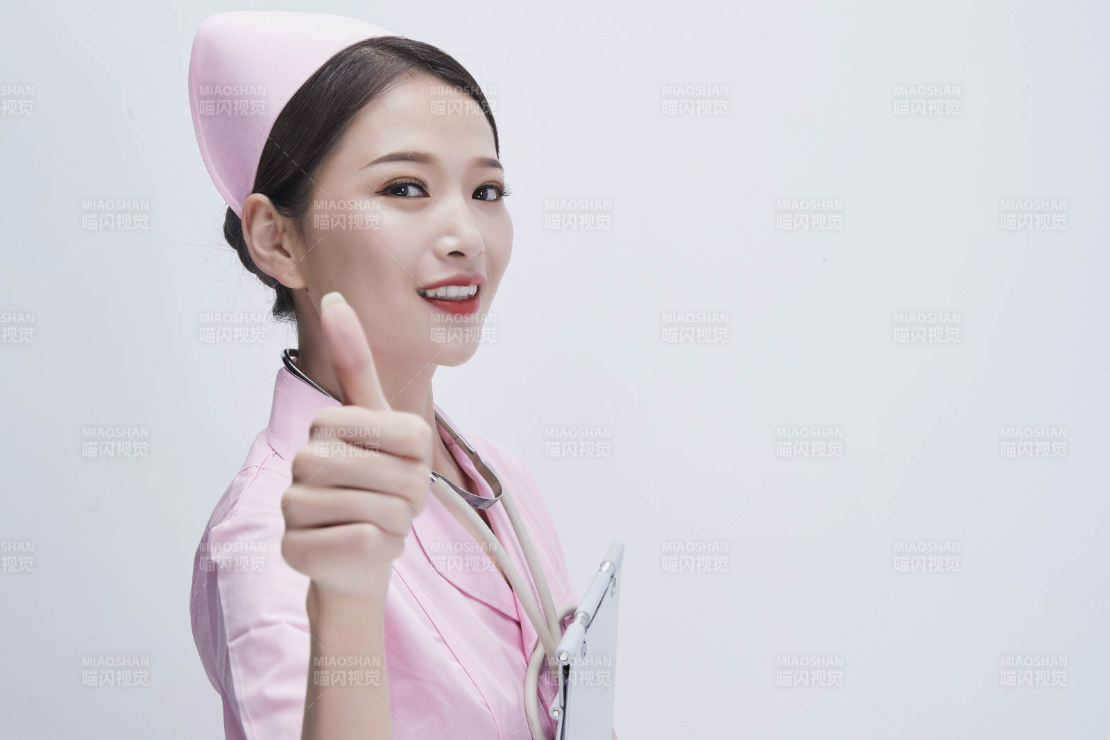 穿粉色護士服戴聽診器手持病歷夾的醫護人員