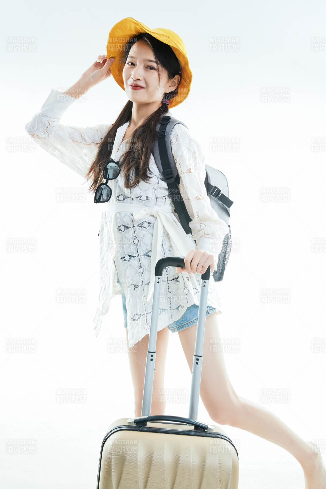 白色背景下準備出發旅行的美麗東方女大學生