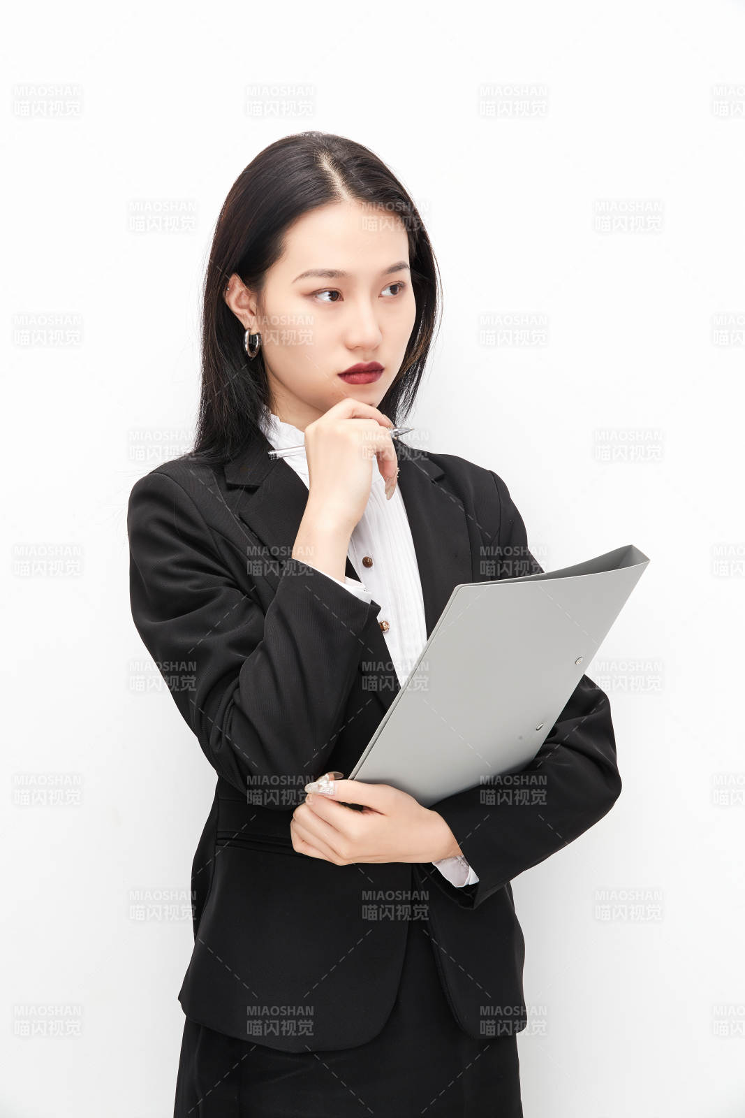 身穿西服拿著文件夾的美麗商務(wù)女士