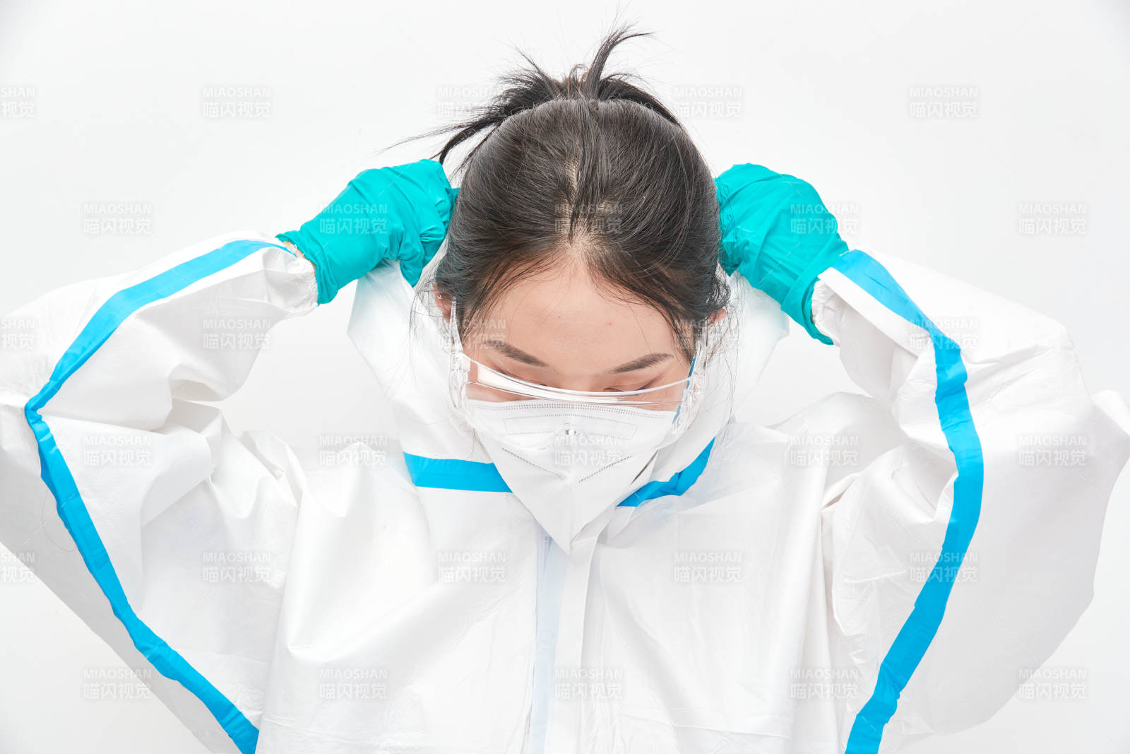 穿白色防護服佩戴護目鏡口罩的女性醫療人員