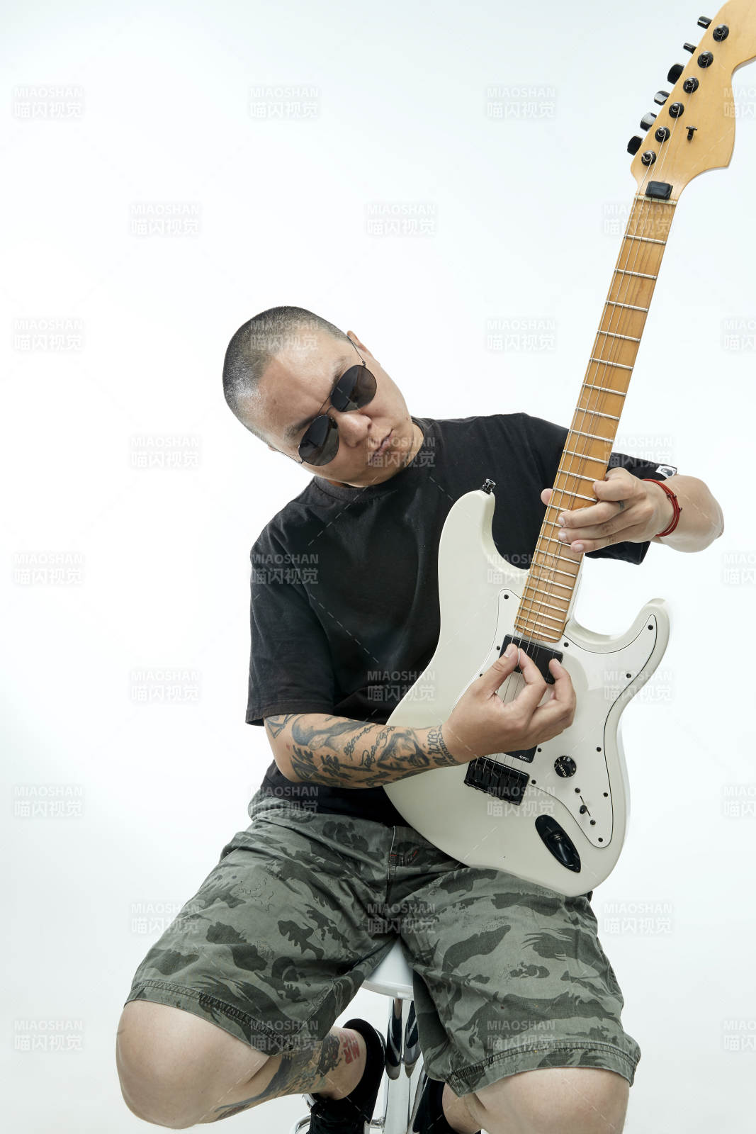 手持電吉他展示演奏的亞洲男性搖滾樂手人像