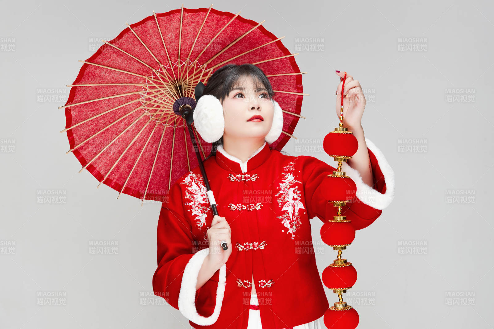 手打油紙傘手提紅燈籠身穿喜慶漢服的可愛少女