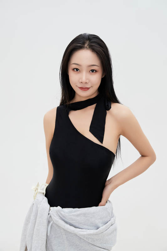 穿着运动泳装的亚洲美女