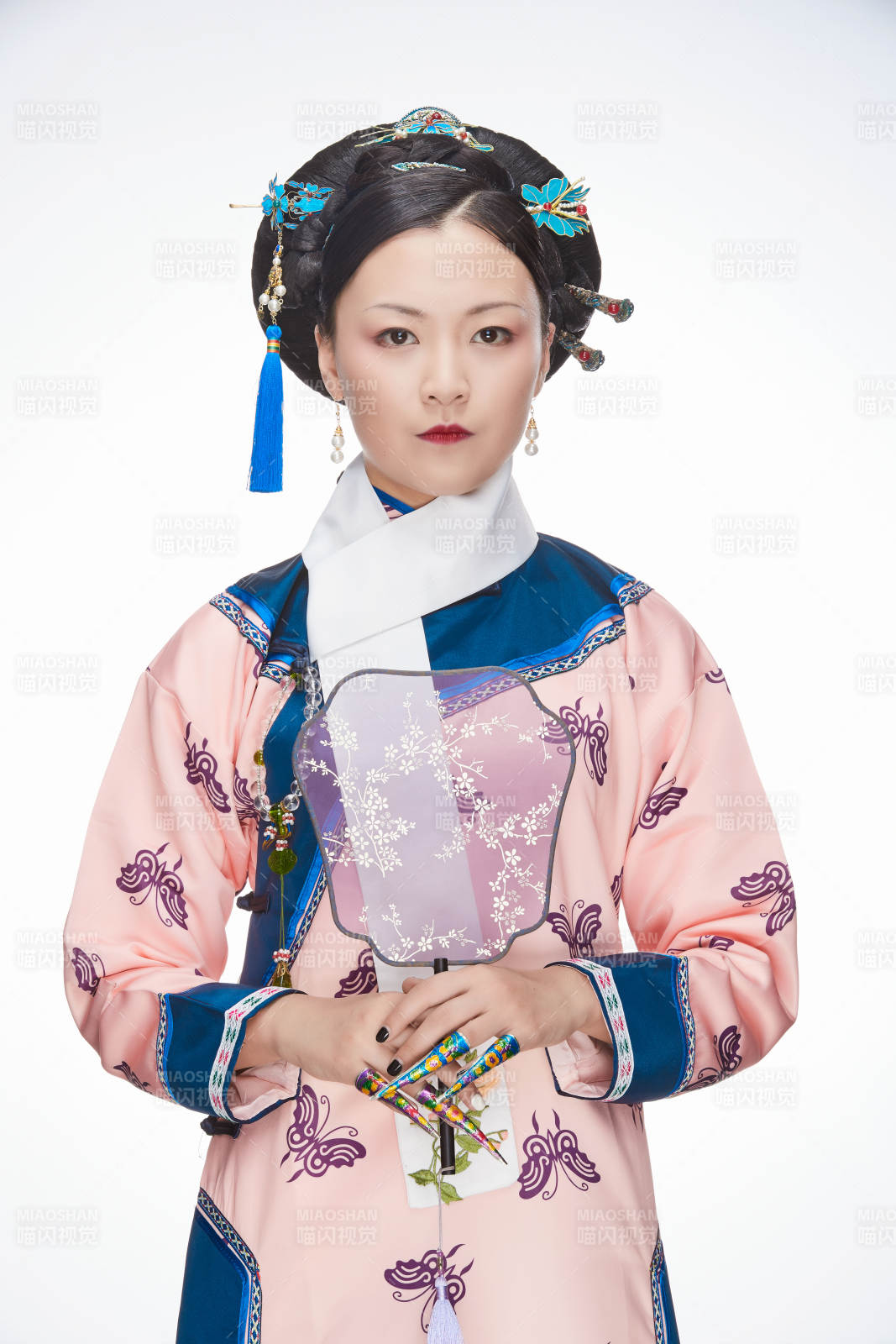 白色背景下的清代女性古装造型清朝古装