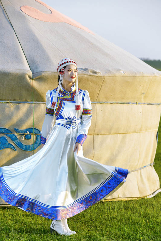 草原上穿着蒙古族传统服饰的亚洲年轻美少女