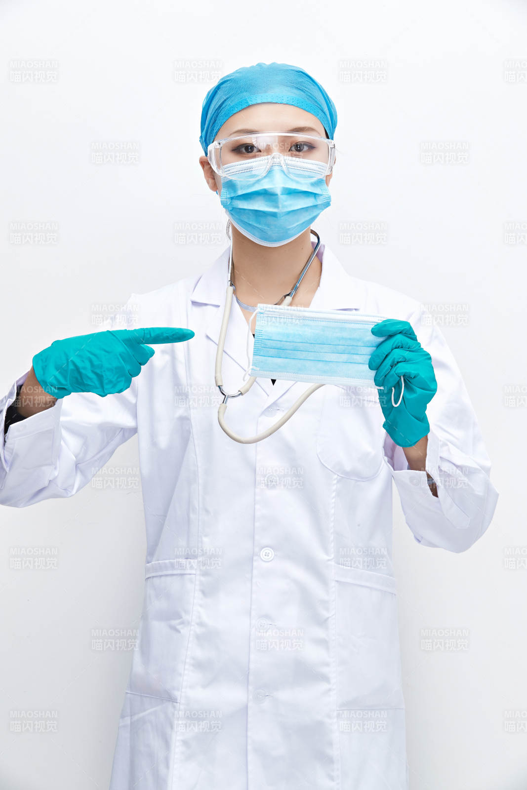 專業的醫護人員提示口罩佩戴的重要性