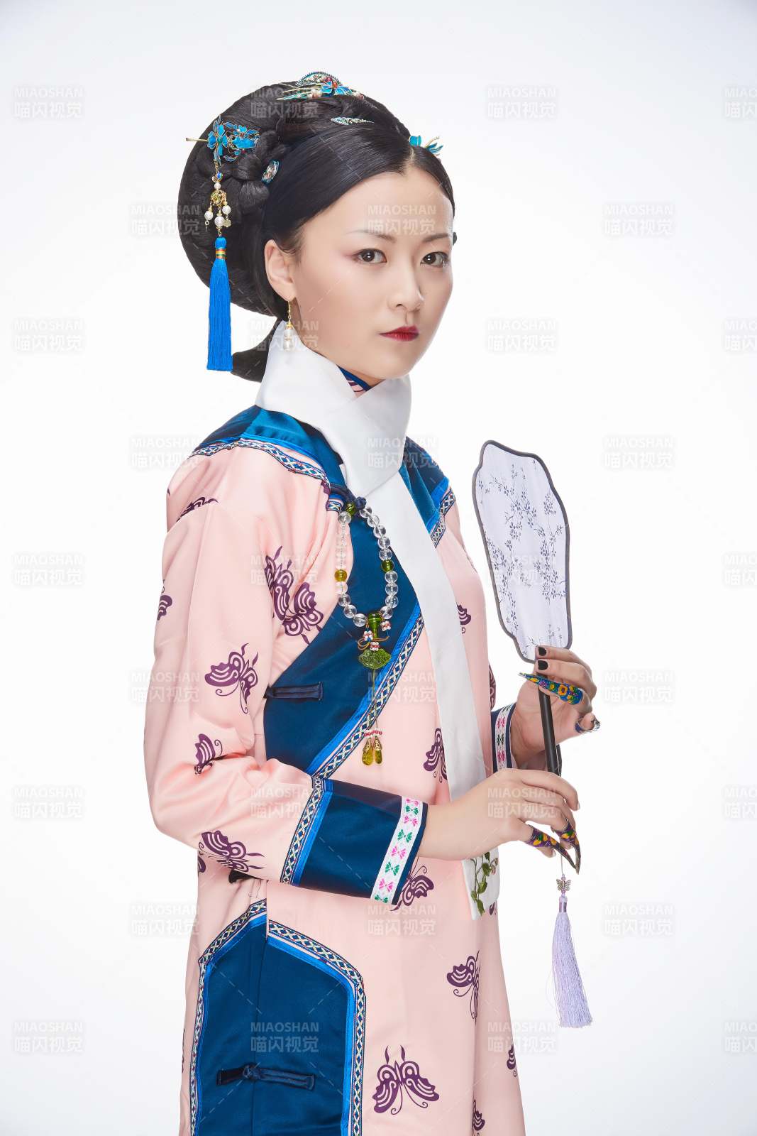 白色背景下的清代女性古裝造型清朝古裝