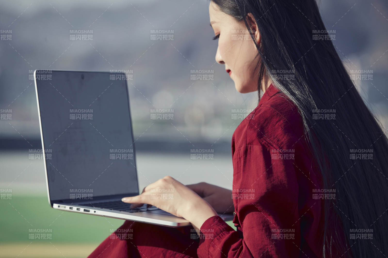 亞洲商務年輕女性在樓頂停機坪使用電腦辦公