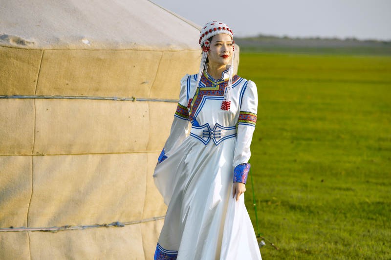 草原上穿着蒙古族传统服饰的亚洲年轻美少女