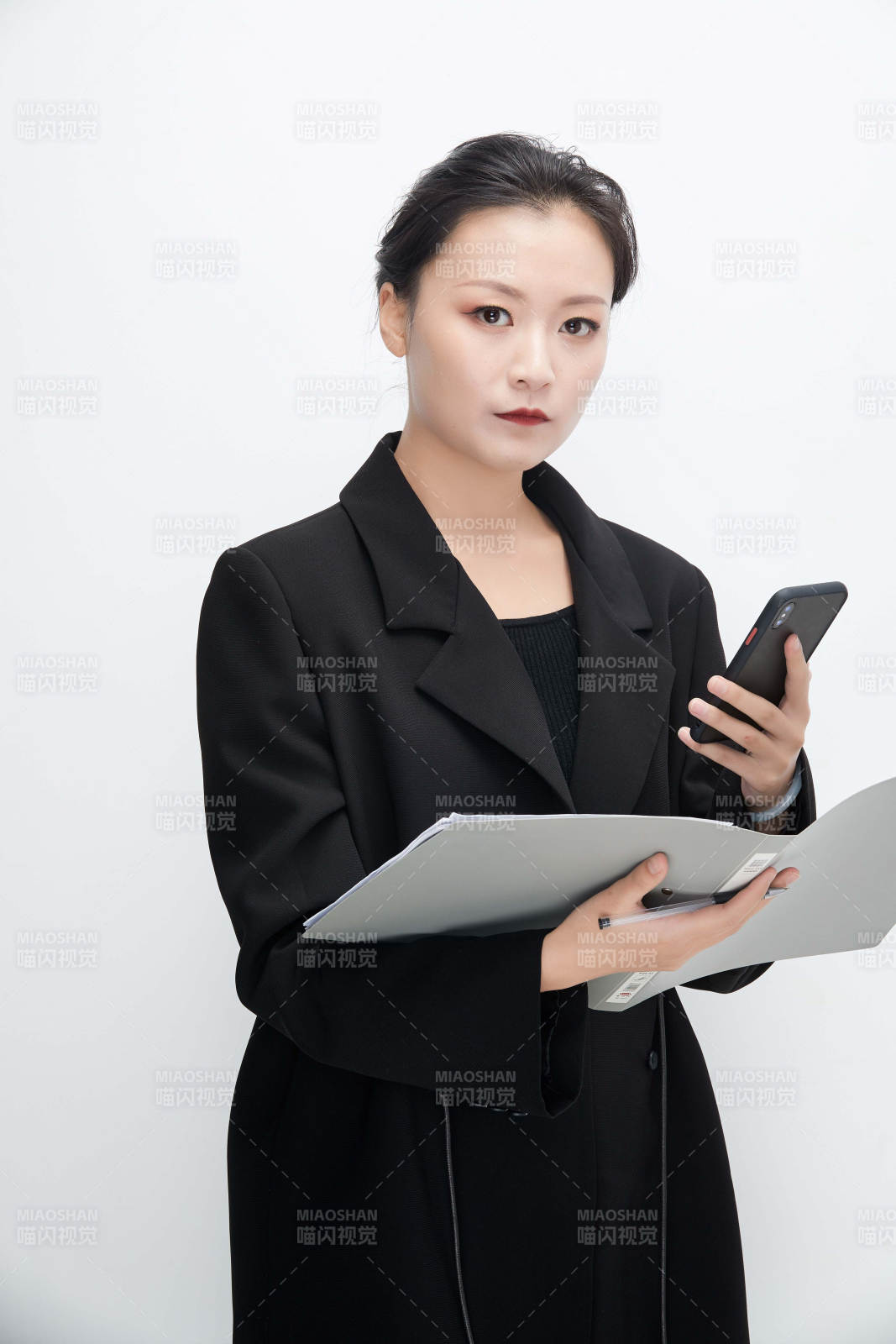 白色背景下拿著文件夾的美麗商務女士