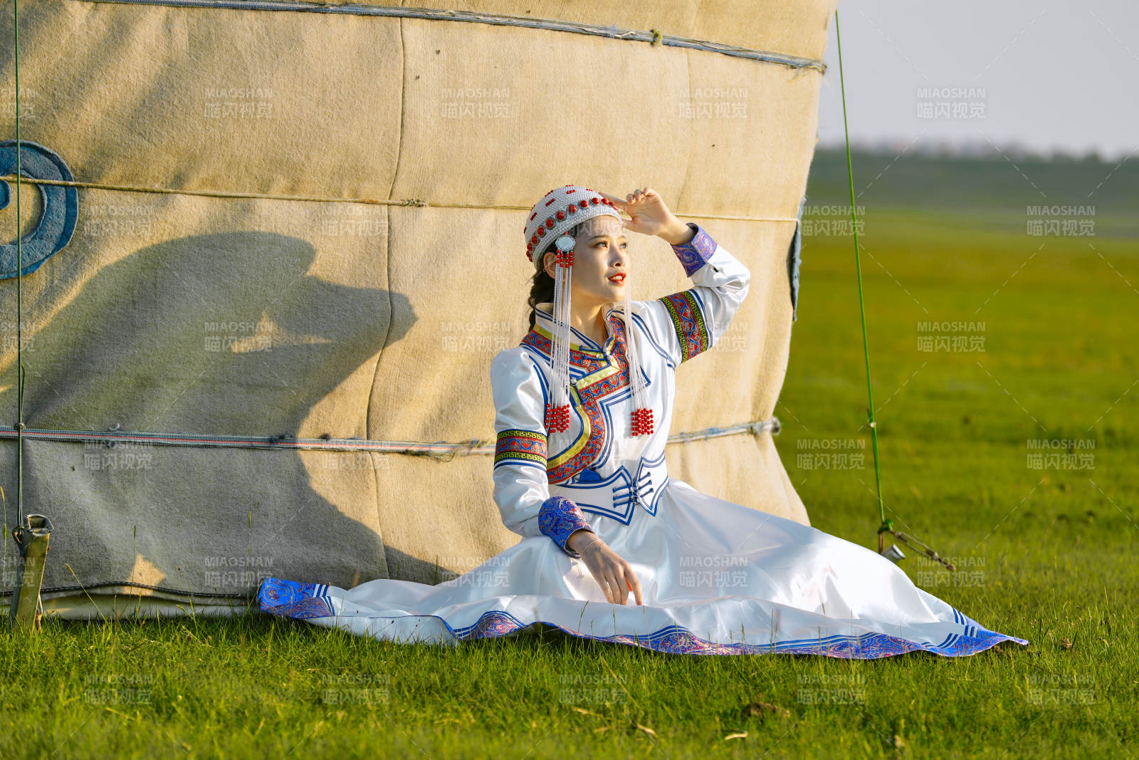 草原上穿著蒙古族傳統(tǒng)服飾的亞洲年輕美少女