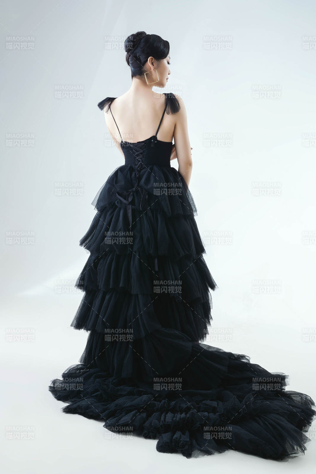 棚拍白色背景下的潔白婚紗新娘美妝