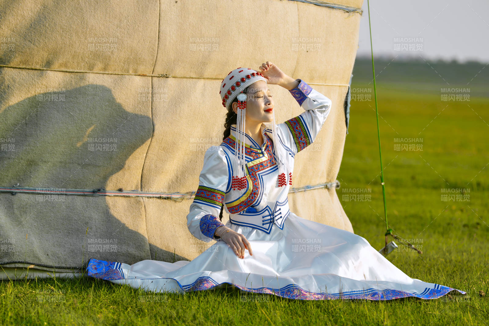 草原上穿著蒙古族傳統服飾的亞洲年輕美少女