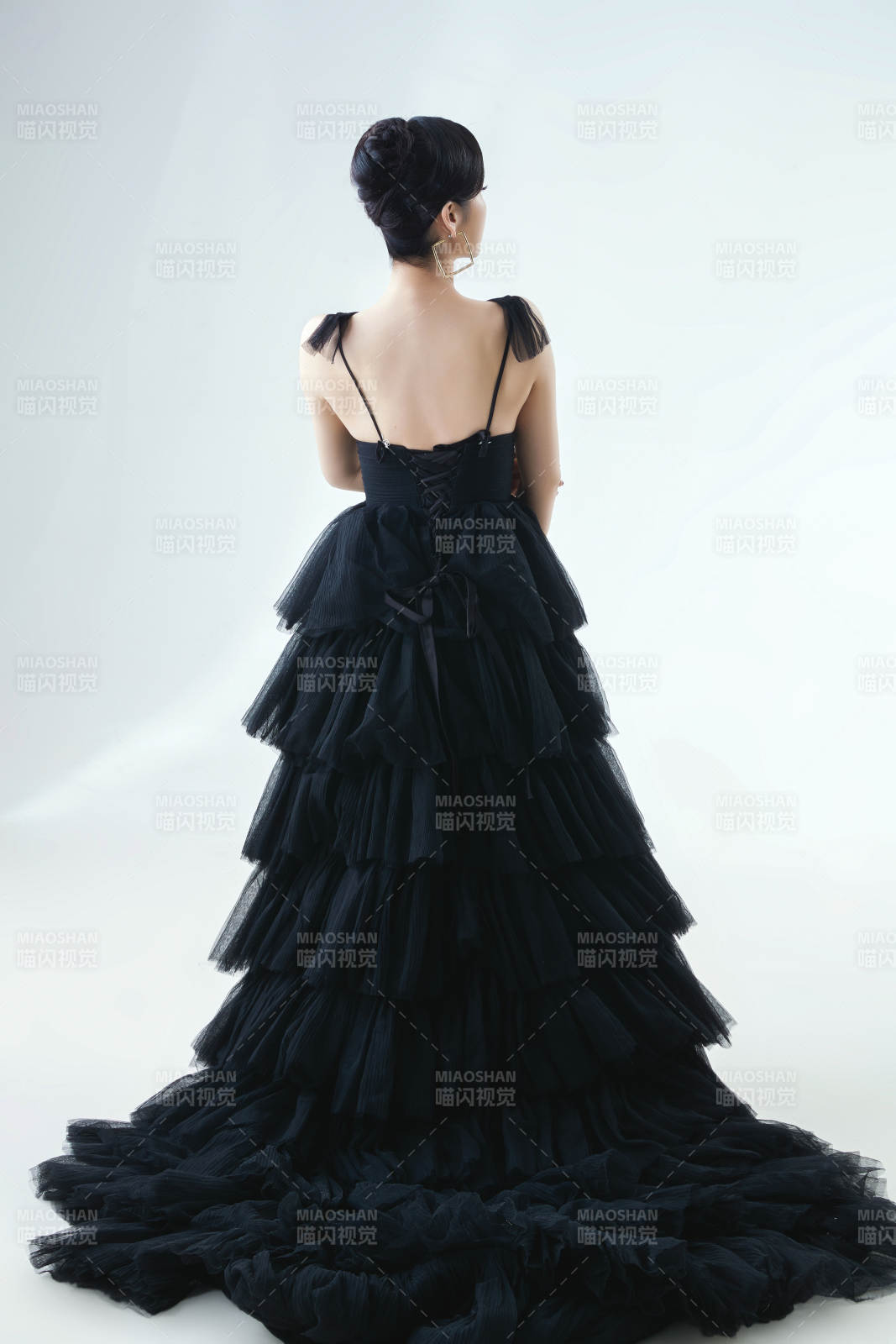 棚拍白色背景下的潔白婚紗新娘美妝