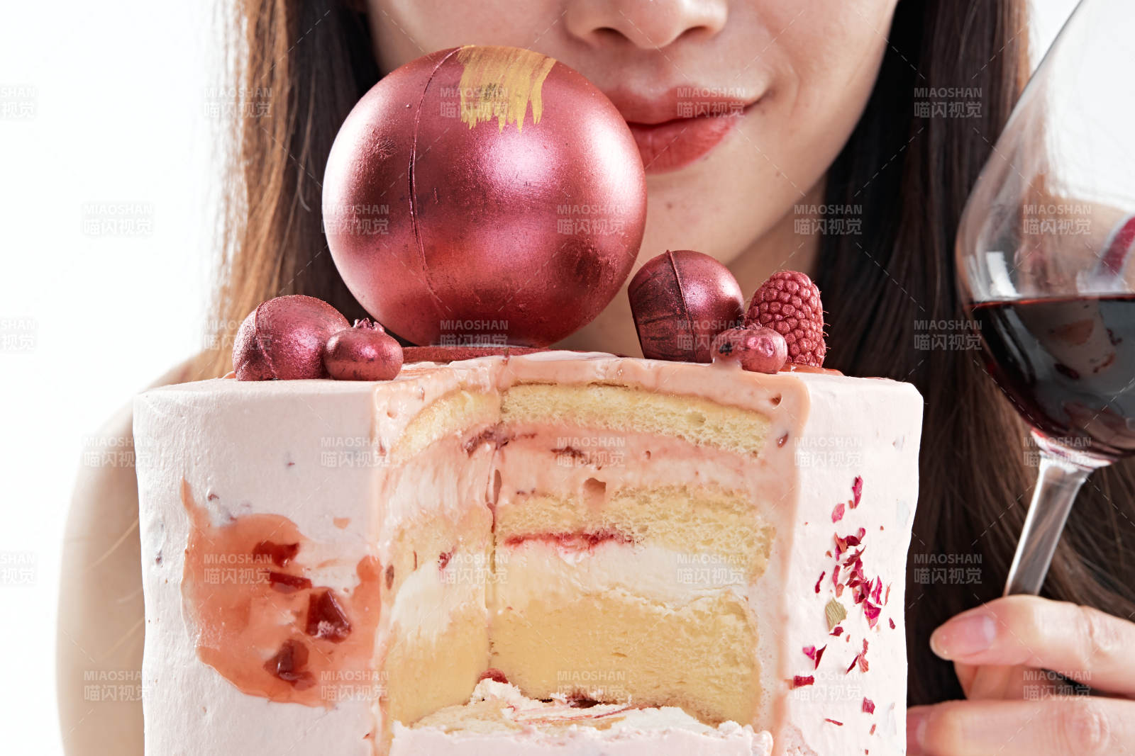 喝紅酒品嘗蛋糕的年輕女性